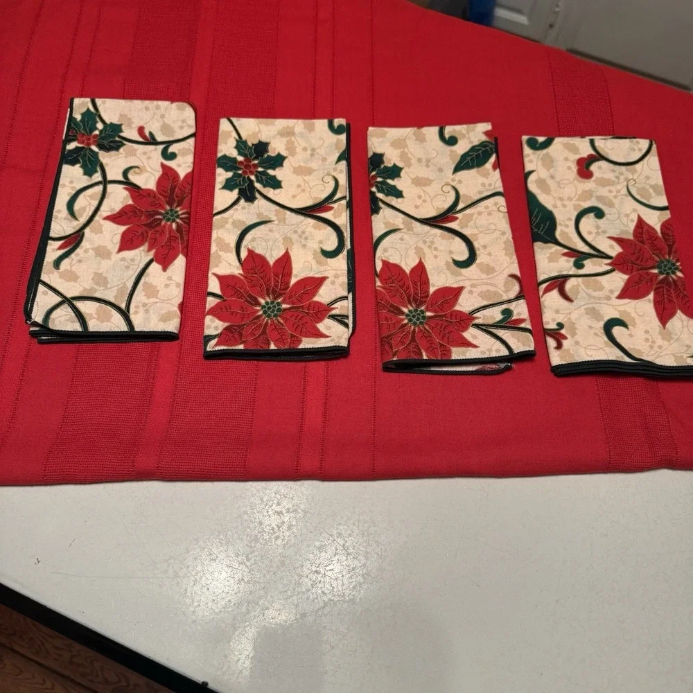 Christmas Red Table Cloth 56x80  And 4 Poinsettia Napkins 17x17‎ Traditional